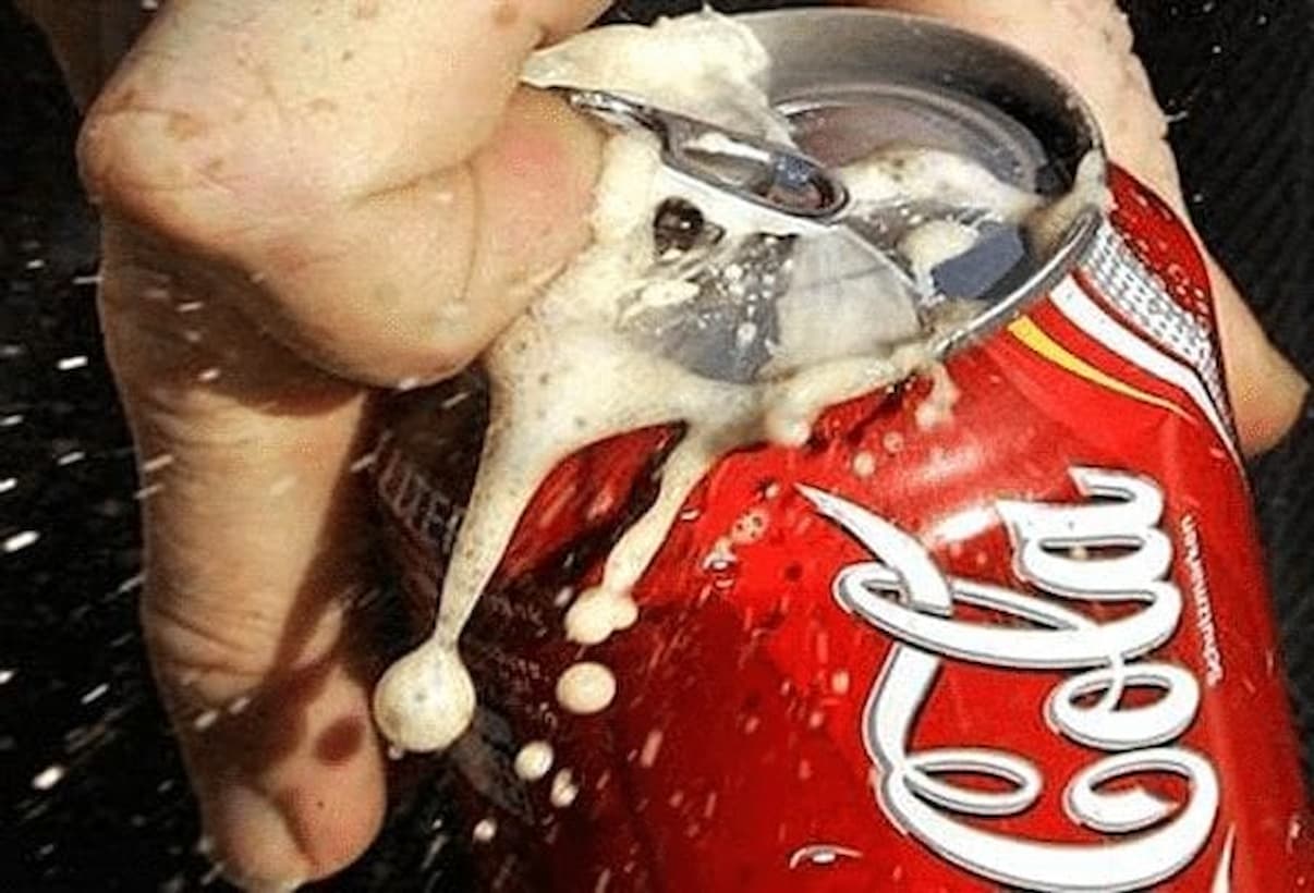 Você sabe o motivo da coca-cola explodir quando misturada com mentos?