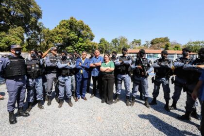 Em Cuiabá, Bolsonaro surpreende e almoça peixada cuiabana com militares