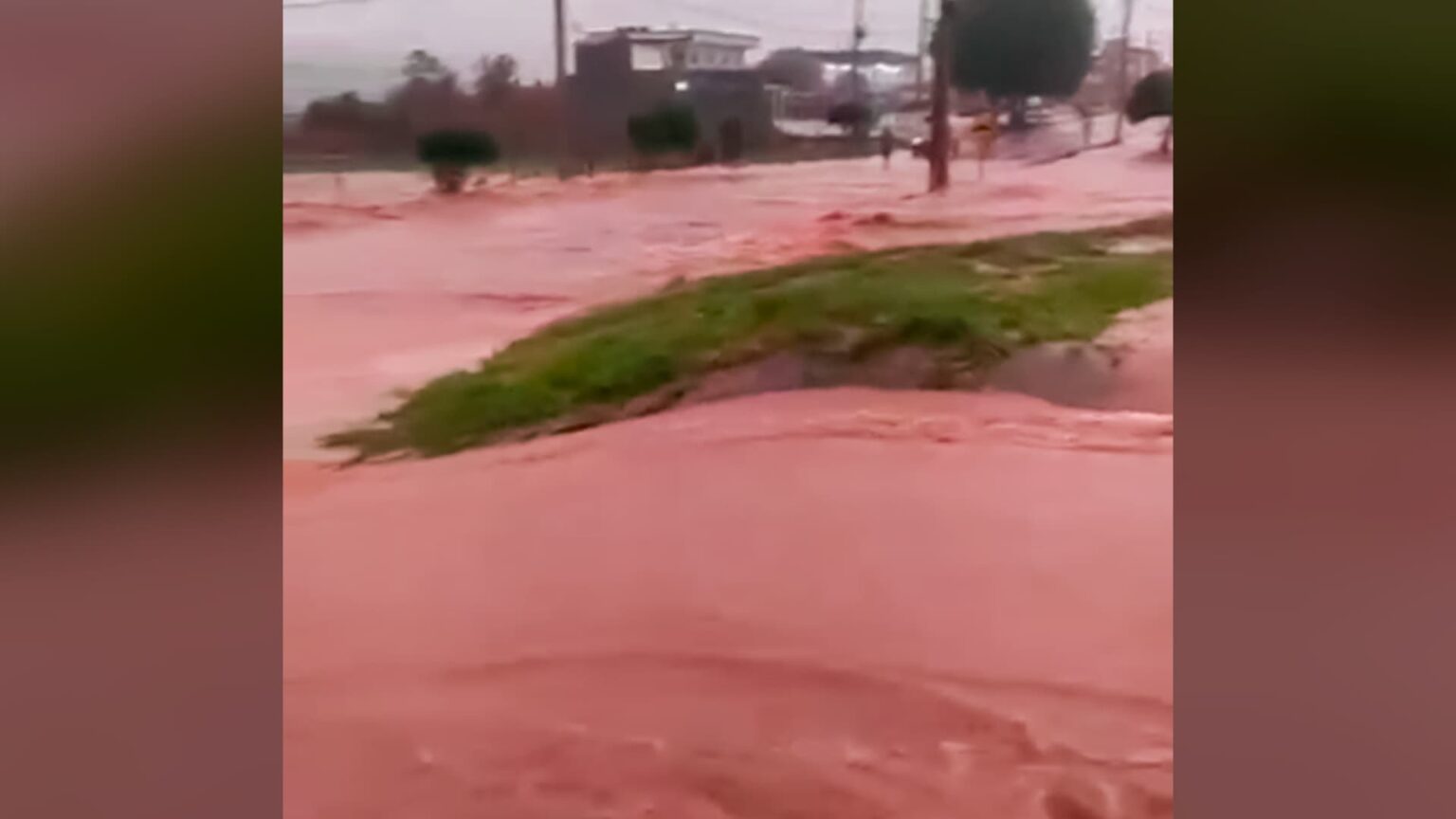 Barragem Transborda E Agua Atinge Casas No Norte De Minas