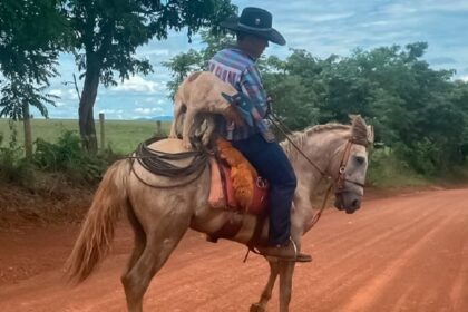 Cachorro peão monta a cavalo junto ao dono e bomba na internet