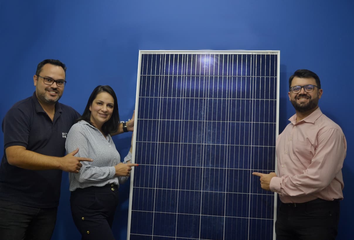 Sócios da Entec Solar: empresa iniciou no segmento rural com sistemas híbridos de painéis solares unidos a geradores a diesel