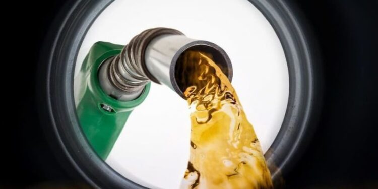 Preço da gasolina cai 0,47% nas bombas, diz Ticket Log