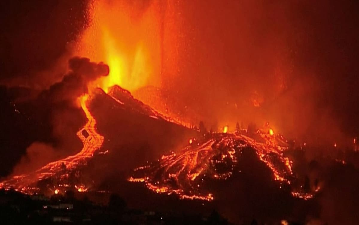 Vulcão entra em erupção nas Ilhas Canárias e 5 mil pessoas são evacuadas