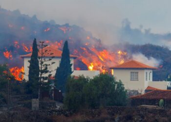 Vulcão entra em erupção nas Ilhas Canárias e 5 mil pessoas são evacuadas