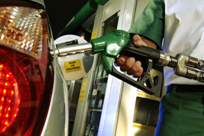 Fevereiro fecha com preço do etanol em queda de 2,27% e gasolina 0,34% mais barata nos postos brasileiros, aponta Ticket Log