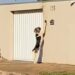 Vídeo viraliza com cachorro tocando a campainha para entrar em casa no MT