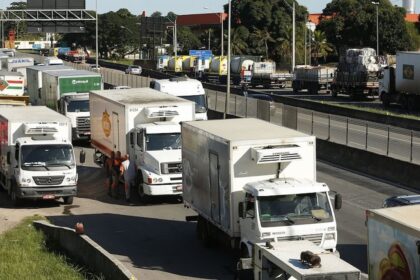 Greve dos caminhoneiros prevista para hoje (01) preocupa supermercados