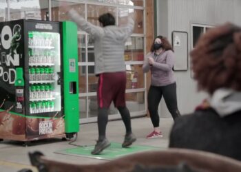 "Gastar calorias, não dinheiro" - Comercial engraçado faz pessoas pagarem leite com exercício físicos