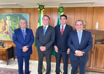 Bolsonaro recebe comitiva de Mato Grosso e autoriza vacinas extras para Várzea Grande