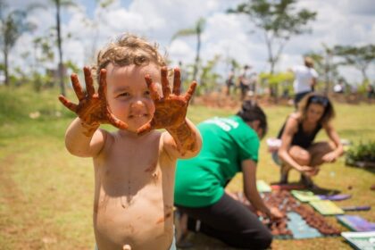 O Homem do campo já sabia: sujar-se na terra - o mais moderno antidepressivo