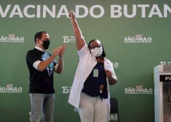 1ª vacinada do país, enfermeira Mônica ajuda salvar vidas na capital paulista
