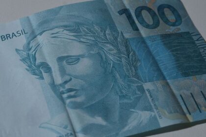 Dólar recua ante real em dia de votação de MP de reforma administrativa no Senado