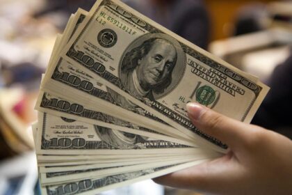 Dólar cai mais de 1% ante real com apetite por risco no exterior