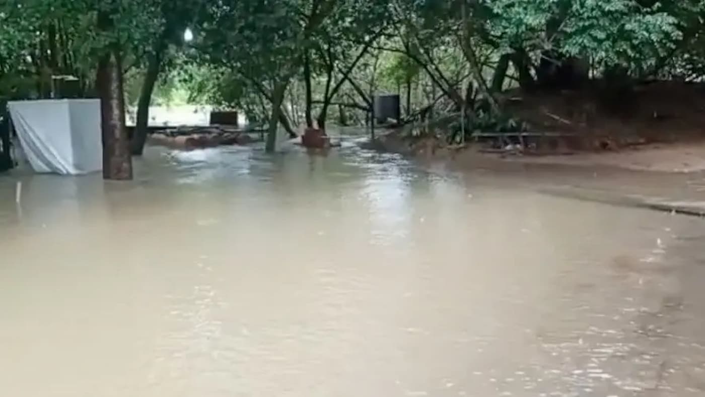 Barragem transborda e água atinge casas no norte de Minas