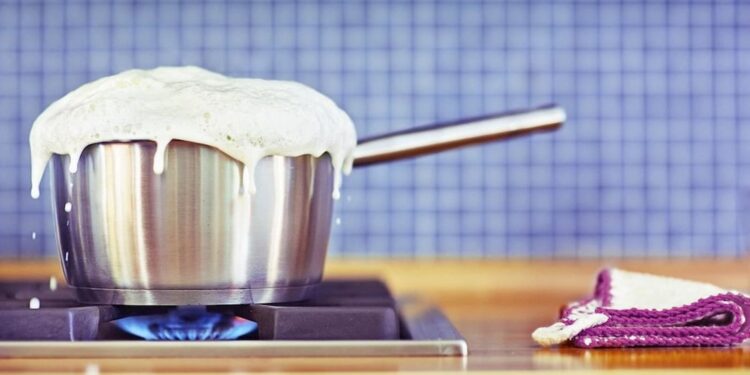 Por que o leite derrama quando ferve? aprenda 3 truques para evitar