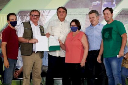 Bolsonaro entrega títulos definitivos de terra para 1.665 famílias em MT