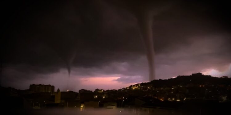 Tornado duplo apocalíptico atinge a Itália, veja as cenas impressionantes