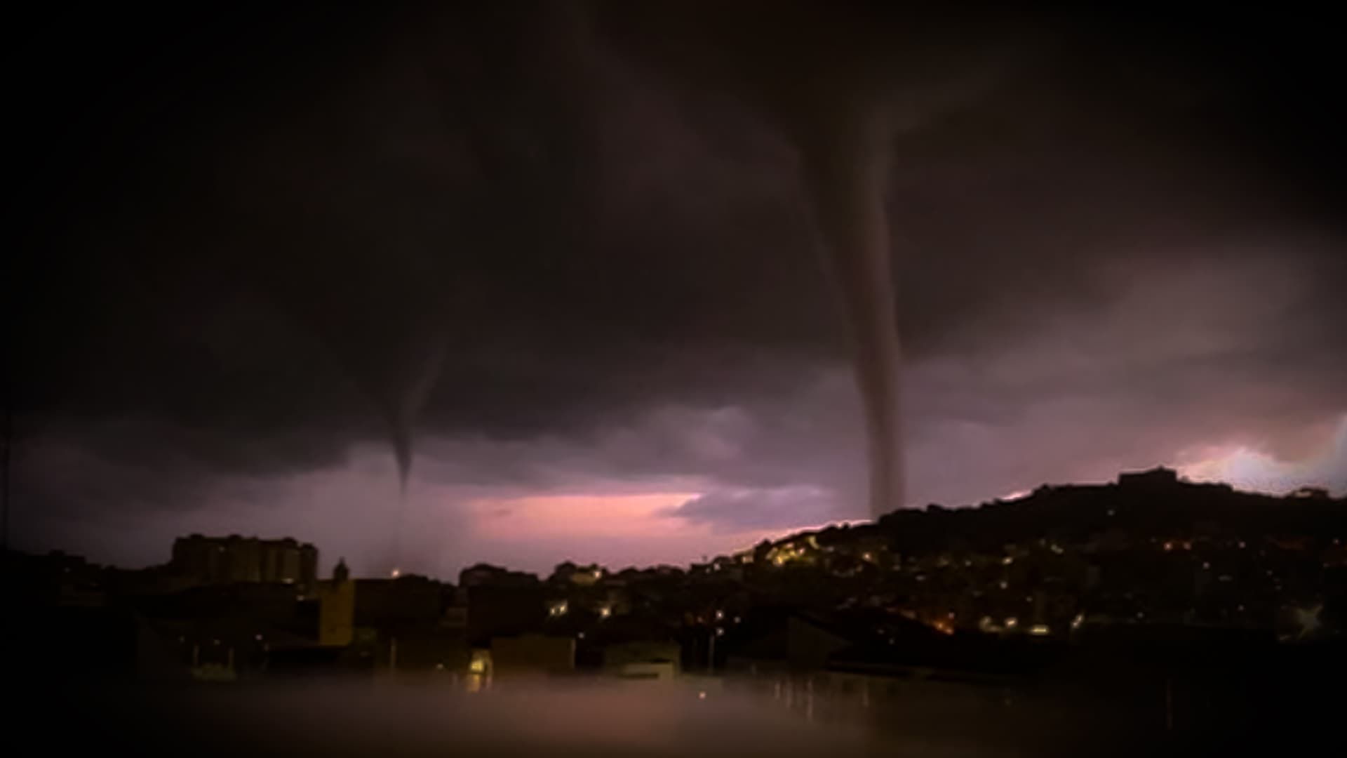 Tornado duplo apocalíptico atinge a Itália, veja as cenas impressionantes