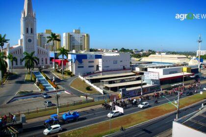 Cavalgada da 54ª Expoagro percorre ruas de Cuiabá e é recebida por prefeito