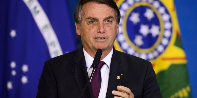 Bolsonaro anuncia terceira redução no preço da gasolina