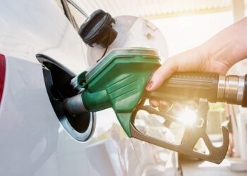 Preço da gasolina cai 0,80%, diz Ticket Log