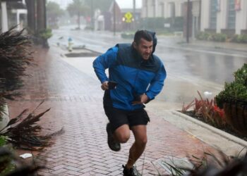 Ian agora é uma tempestade tropical, mas traz inundações e quedas de energia na Flórida