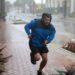 Ian agora é uma tempestade tropical, mas traz inundações e quedas de energia na Flórida