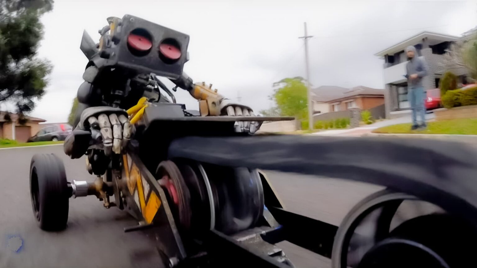 Vídeo de Robô motoqueiro Steampunk viraliza na internet