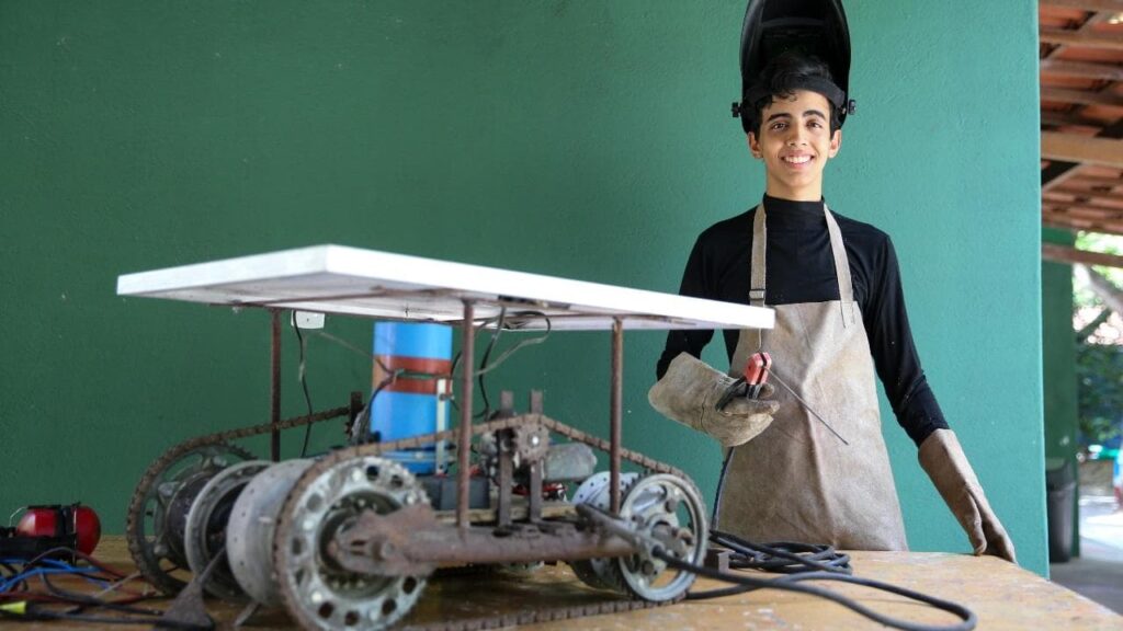Estudante cria robô semeador de baixo custo e recebe premiação