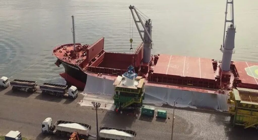 Brasil recebe maior navio de fertilizantes do mundo e maior carga da história de Paranaguá
