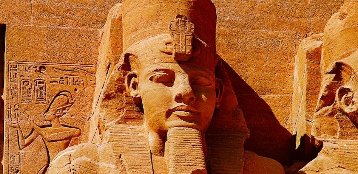 Mais de 2 mil cabeças de carneiro mumificadas são encontradas em templo de Ramsés II