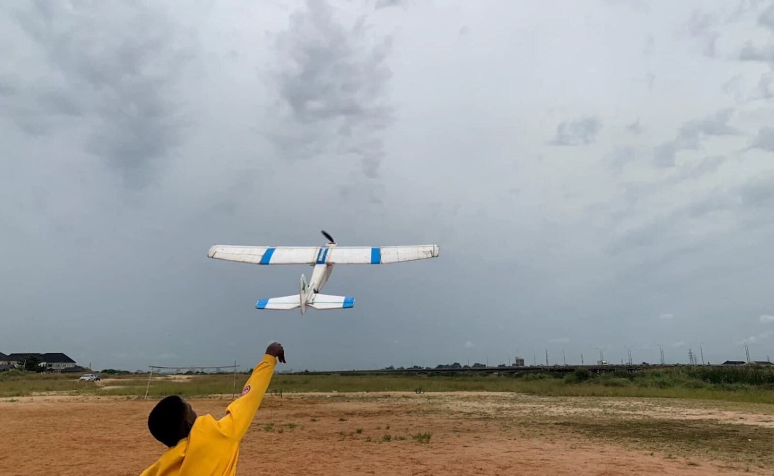 Nigeriano constrói aeromodelo a partir do lixo