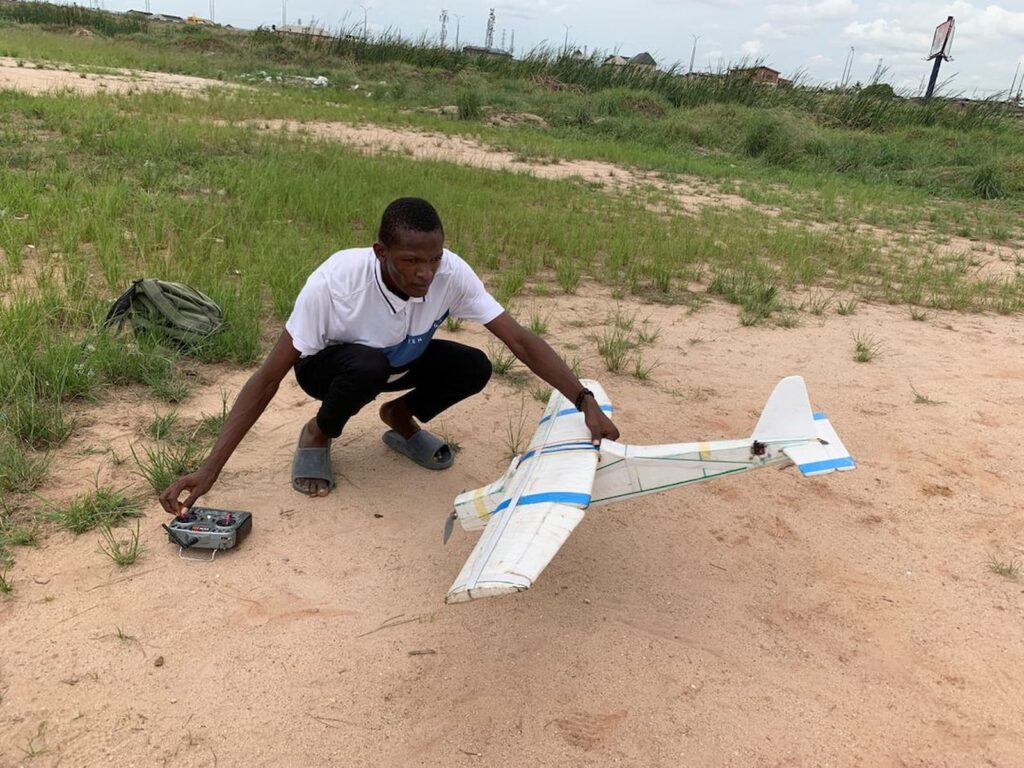 Nigeriano constrói aeromodelo a partir do lixo