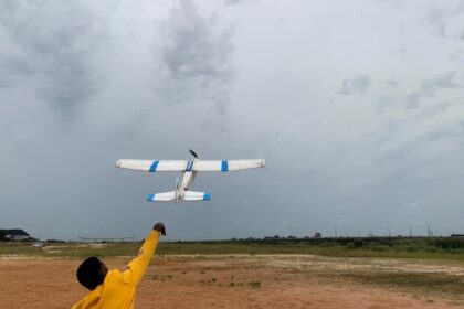 Nigeriano constrói aeromodelo a partir do lixo