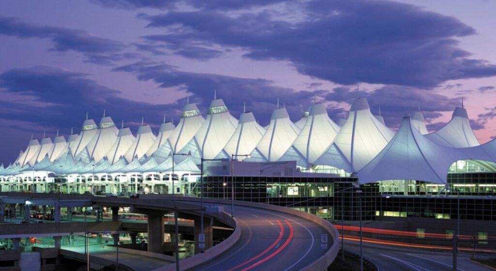 Aeroporto de Denver instala Gárgula falante que diz “Bem-vindo à Sede dos Illuminati”