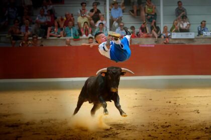 Toureiros Anões - Espetáculo polêmico proibido na Espanha é apresentado na França