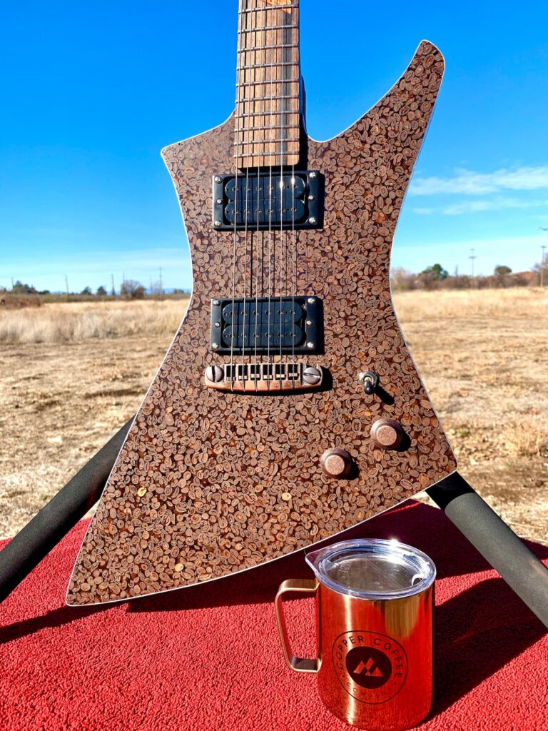 Artesão cria guitarra com 5 mil grãos de café