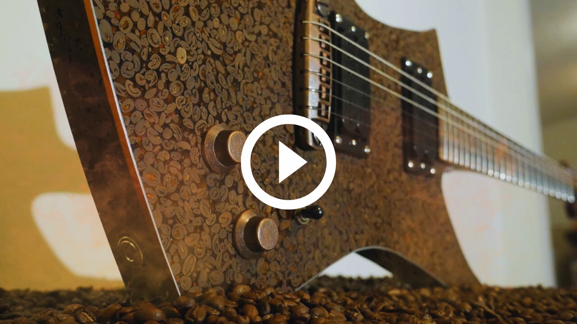 Artesão cria guitarra elétrica com 5 mil grãos de café