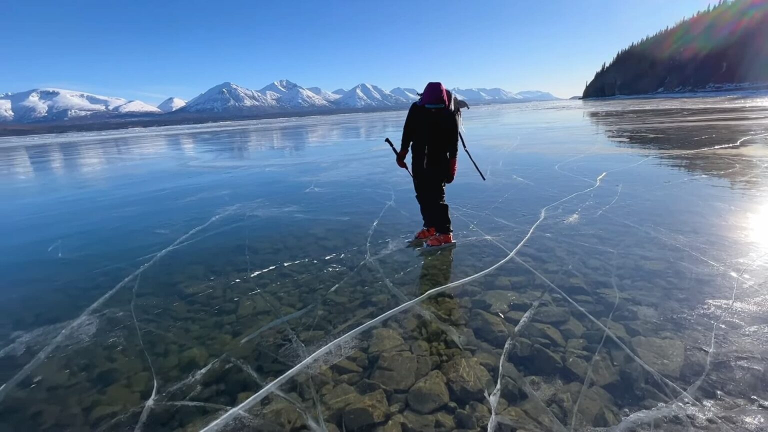 Fenômeno raro deixa lago congelado transparente, vídeo espetacular