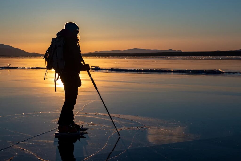 Fenômeno raro deixa lago congelado transparente, vídeo espetacular