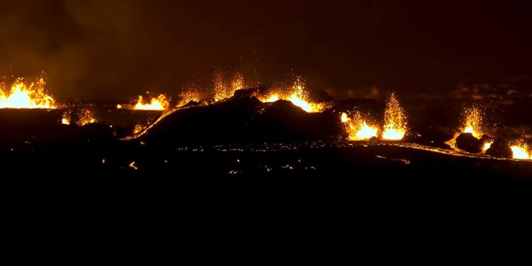 Ao vivo: Vulcão na Islândia entra em erupção