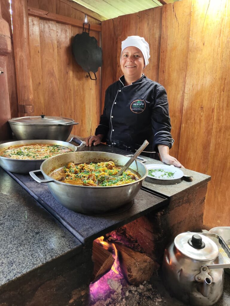 Empresária capixaba ensina preparar massa e macarrão caseiro no fogão a lenha