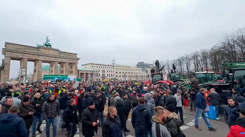 Protesto de agricultores em Berlim reúne mais de 1.500 tratores