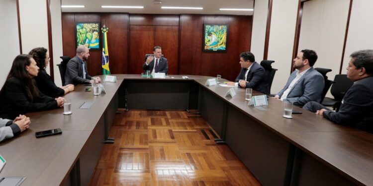 Febrageo: aumento da produtividade do solo do Brasil é debatido com o ministro Fávaro