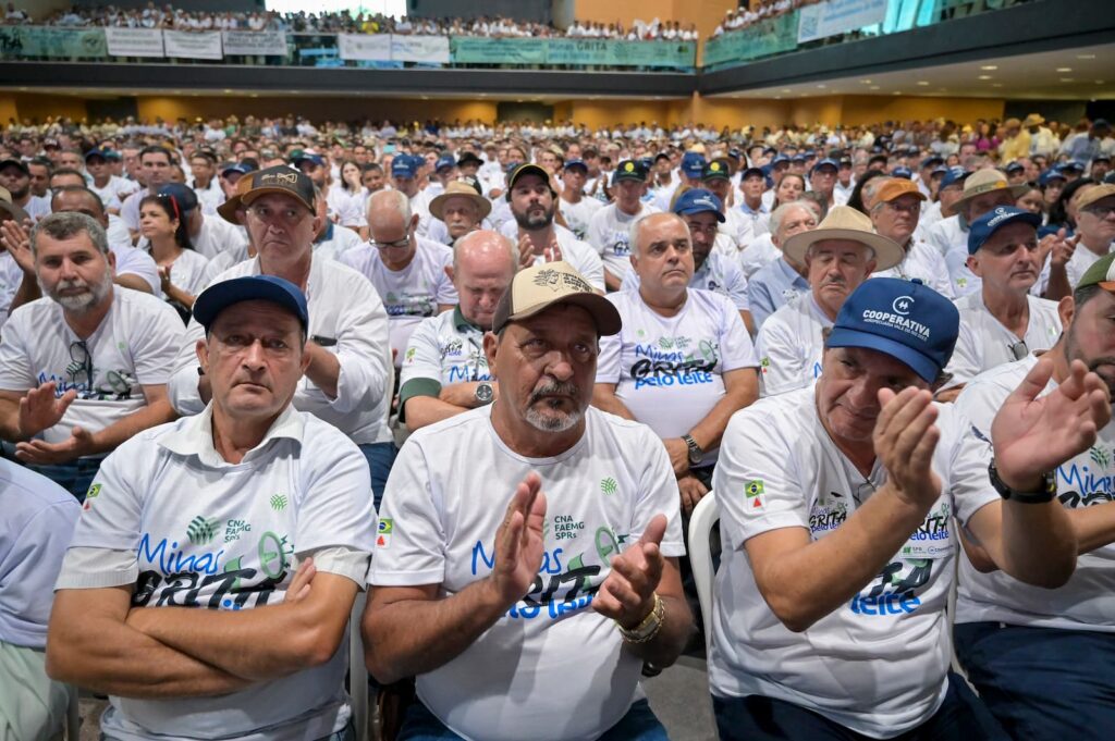 Mais de 7.000 produtores de leite protestam contra importações