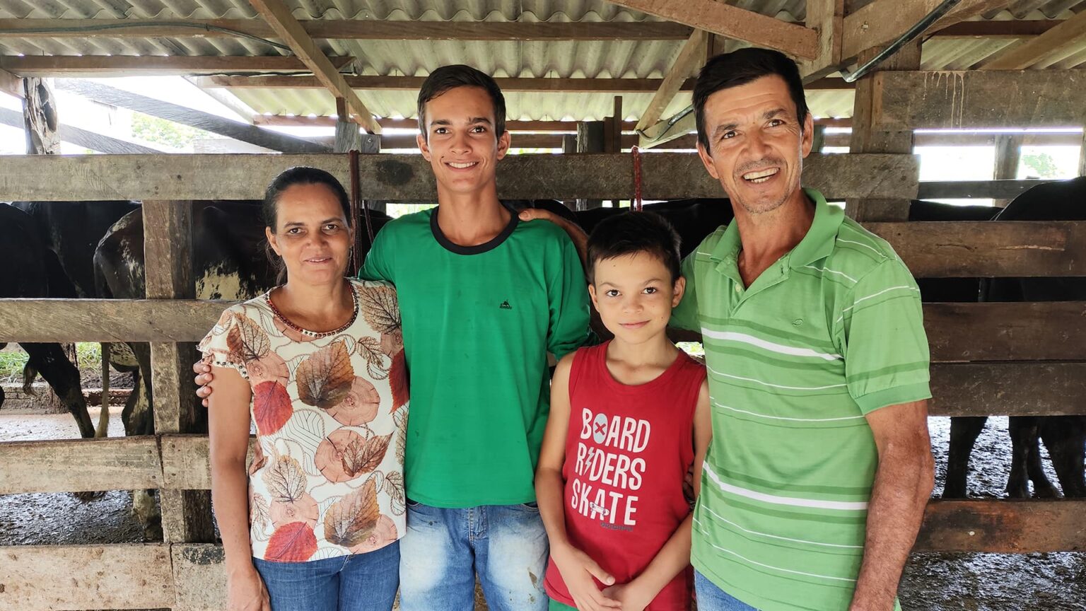 Produtores de leite com gado girolando