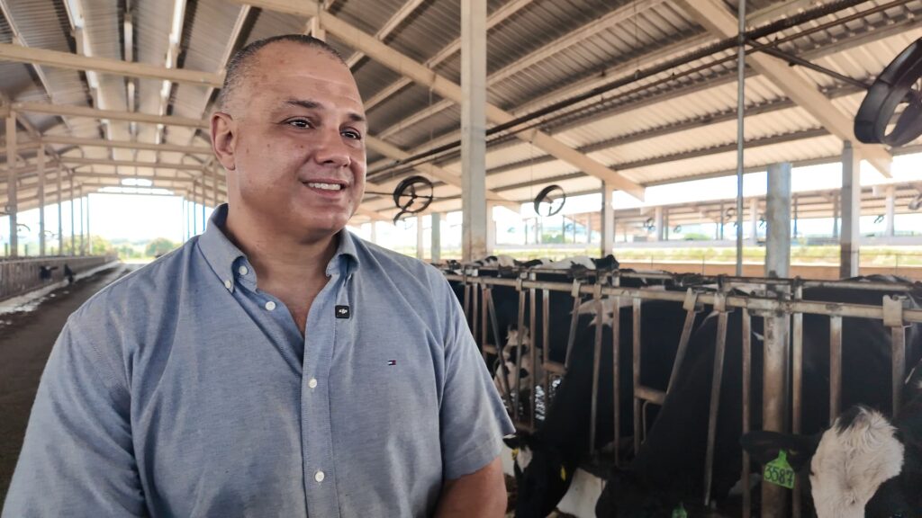 Como produzir 100 mil litros de leite por dia Visitamos uma fazenda que faz isso
